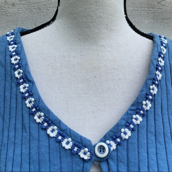 Vintage 90s Blue Solid Print Floral Crochet V-Neck Ribbed Short Sleeve Crop Top - Picture 9 of 16